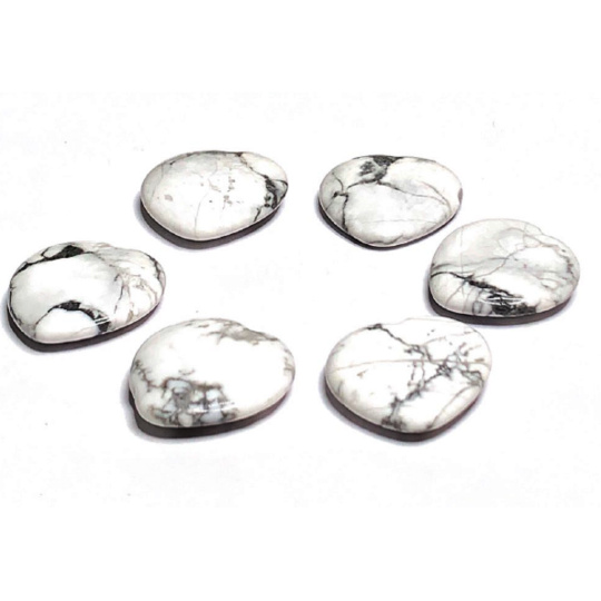 Magnezit / Howlit bílý Hmatka, léčivý drahokam ve tvaru srdce přírodní kámen 3 cm 1 kus, očistný kámen