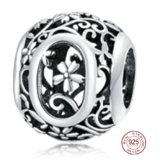 Zawieszka ze srebra próby 925 Charms Alphabet Litera O z kwiatami, koralik do bransoletki