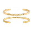 Nerezová ocel náramek pozlacený s oboustranným gravírováním Věřila že to dokáže.., otevřená manžeta, 4 mm