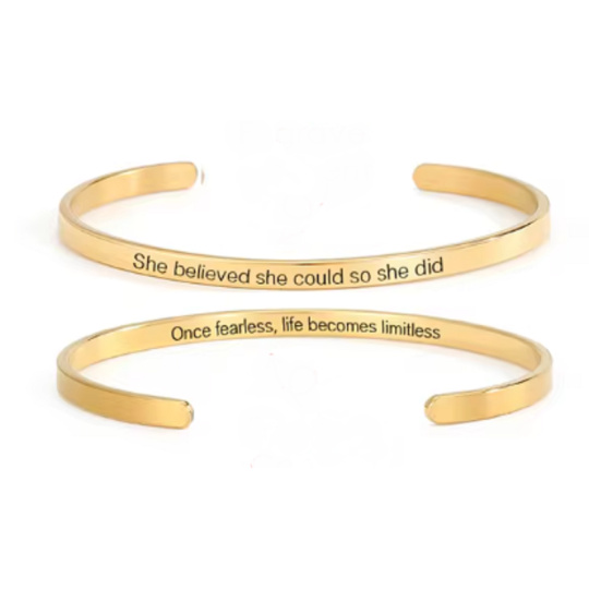 Nerezová ocel náramek pozlacený s oboustranným gravírováním Věřila že to dokáže.., otevřená manžeta, 4 mm