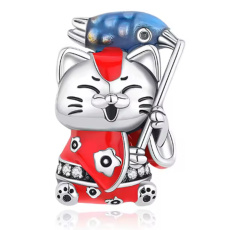 Charm Japonsko - kočka Maneki Neko s rybou Koi pro štěstí, přívěsek na náramek cestování