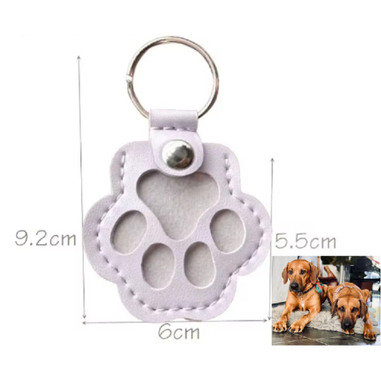 Klíčenka Tlapka – památka na vašeho mazlíčka, kterou máte stále u sebe, koženková, světle fialová
