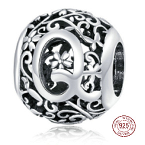 Charm Kouzelná abeceda písmeno Q s květinami, korálek na náramek