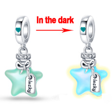 Charm Hvězdná jiskra, 2v1 zářící ve tmě luminozní přívěsek na náramek vesmír