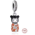 Charm Sterlingové stříbro 925 Japonská panenka Kokeshi v hnědo-oranžovém kimonu - japonská elegance, přívěsek na náramek cestování