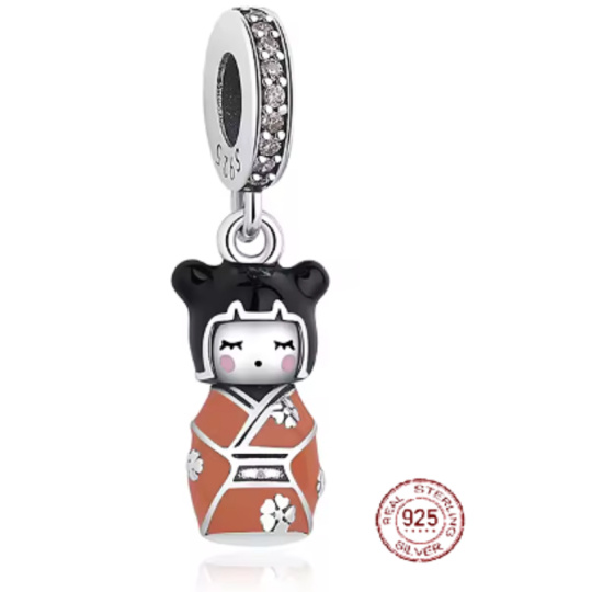 Charm Sterlingové stříbro 925 Japonská panenka Kokeshi v hnědo-oranžovém kimonu - japonská elegance, přívěsek na náramek cestování