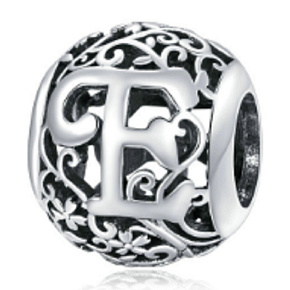 Charm Kouzelná abeceda písmeno E s květinami, korálek na náramek