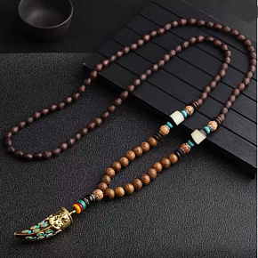 108 Mala náhrdelník z dřevěných korálků s přívěskem rohu – ochrana, síla a odvaha