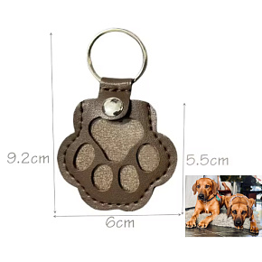 Klíčenka Tlapka – památka na vašeho mazlíčka, kterou máte stále u sebe, koženková, tmavě hnědá Klíčenka Tlapka – památka na vašeho mazlíčka, kterou máte stále u sebe, koženková, tmavě hnědá