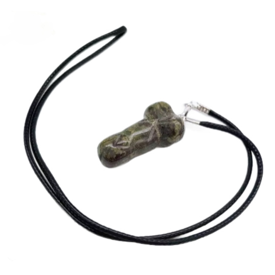 Heliotrop / Bloodstone Penis amulet pro plodnost, přívěsek přírodní kámen ručně broušený 3 cm, kámen odvahy