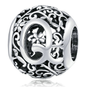 Charm Kouzelná abeceda písmeno Q s květinami, korálek na náramek