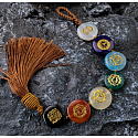7 čaker FengShui, Meditační amulet, přírodní kámen se střapcem, závěsný léčivý 22 cm + střapec 12 cm