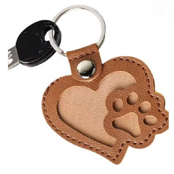 Klíčenka Tlapka se srdcem – památka na mazlíčka| koženková | hnědá