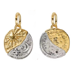 Charm Slunce a Měsíc – harmonie světla a tmy, přívěsek na náramek vesmír