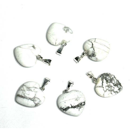 Magnezit / Howlit bílý Srdce přívěsek přírodní kámen 15 mm, očistný kámen