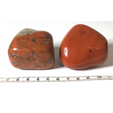 Jaspis červený tromlovaný kámen 100 - 160 g hojnost - prosperita - plodnost 1 kus