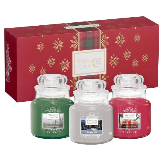 Yankee Candle Candlelit Cabin - Chata ozářená svíčkou + Evergreen Mist - Lesní mlha + Pomegranate Gin Fizz - Gin Fizz z granátového jablka vonná svíčka Classic malá sklo 3 x 104 g, vánoční dárková sada