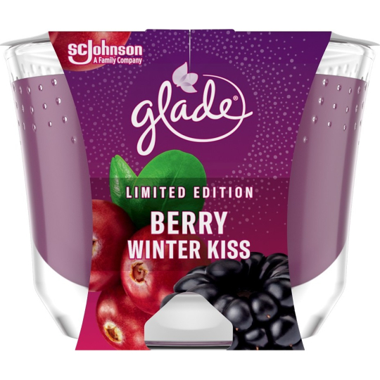 Glade Berry Winter Kiss s vůní ostružin a brusinek vonná velká svíčka ve skle, doba hoření až 52 hodin 224 g